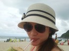 Apesar do sol tímido, ex-BBB Maria curte dia de praia em Maresias