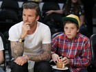 David Beckham leva o filho a jogo de basquete