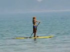 VÍDEO: Carolina Dieckmann faz stand-up surf em Búzios