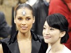 Alicia Keys usa joia na cabeça em semana de moda de Paris