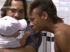 Filho de Neymar é paparicado pelos jogadores do Santos