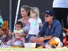 Charlie Sheen assiste a jogo de futebol com ex-mulher e filhas