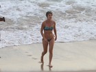 Ex-BBB Diana curte fim de tarde em praia no Rio com a namorada