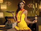 Vídeo: Miranda Kerr se veste de garçonete sexy para anúncio japonês