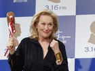 Meryl Streep faz careta ao experimentar saquê no Japão