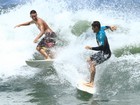 Cauã Reymond surfa com amigo em praia do Rio de Janeiro