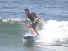 Murilo Benício mostra habilidade no surfe em praia carioca
