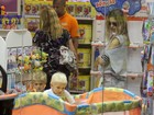 Fernanda Lima passeia com os filhos gêmeos em shopping no Rio
