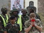 Príncipe Harry sua a camisa em treinamento militar na Jamaica