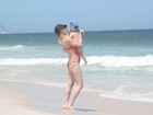 Danielle Winits aproveita dia de sol em praia do Rio com o filho