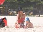 Danielle Winits vai à praia com o filho caçula