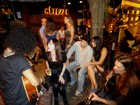 Mayana Moura comanda roda de música em rua na Zona Sul do Rio