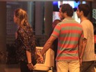 Paulo Rocha circula de mãos dadas com a namorada no Rio