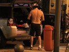 Eriberto Leão troca de blusa no meio da rua