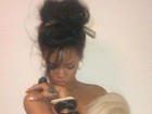 Rihanna faz topless e posa com novo corte e cor de cabelo