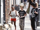 Filhas de Jolie e Brad Pitt passeiam com cachorro