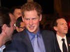 Família real nega envolvimento de Príncipe Harry com loira, diz site 