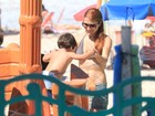 Mariah Rocha brinca com o filho em praia carioca