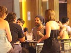 Bruno Gagliasso se encontra com amigos em restaurante do Rio