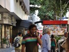 Ao celular, Paulo Rocha faz caminhada pelo Rio