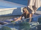 Reese Witherspoon passa a tarde na piscina de hotel no Rio