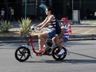 Rafaela Mandelli leva a filha na garupa em passeio de bicicleta
