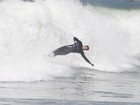 Cauã Reymond leva tombo em dia de surfe no Rio