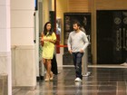 Marcelo Faria passeia com esposa em shopping no Rio