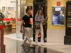 Paulo Rocha se atrapalha com saco de pipoca em ida ao cinema