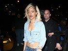 Rihanna curte noitada de barriga de fora e com raiz do cabelo sem retoque