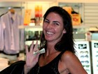 Glenda Kozlowski abre sorrisão em aeroporto carioca