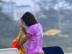 Mayra Cardi curte praia com ator e mostra bumbum perfeito