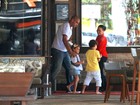 Adriano, o Imperador, almoça com os filhos- sem sapatos- no Rio