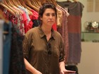 Fernanda Paes Leme escolhe roupas em tarde de compras no Rio