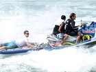 De barriga! Luciano Huck é puxado por jet ski em praia do Rio