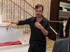 Calvície? Paulinho Vilhena exibe 'entradas' durante evento de moda