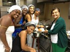 De touca na cabeça, Juliana Paes prepara acarajé para 'Gabriela'