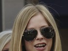 Avril Lavigne usa colar com inscrição de palavrão