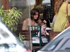 Letícia Spiller almoça com a filha em restaurante no Rio