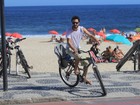 Caio Blat anda de bike no Leblon, no Rio