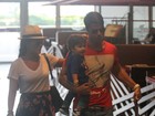 Juliana Paes passeia com filho e marido em shopping carioca