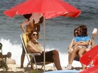 Mônica Torres vai com o filho à praia do Leblon, no Rio