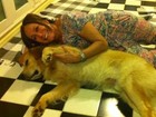 Susana Vieira posa deitada com um cachorro