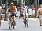 Malu Mader e Tony Bellotto andam de bicicleta no Rio