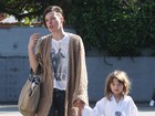 Milla Jovovich leva filha ao caratê com parte da cabeça raspada