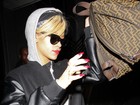 Rihanna usa bolsa para evitar flashes em aeroporto