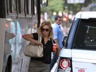 Ops! Carolina Dieckmann fica espremida entre carro e ônibus no Rio