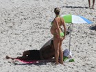 Luana Piovani exibe barrigão de nove meses na praia