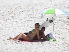 Luana Piovani exibe seu barrigão na praia, ao lado do marido: 'Mágico'