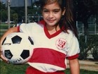 Kim Kardashian posta foto aos seis anos com uniforme de time de futebol